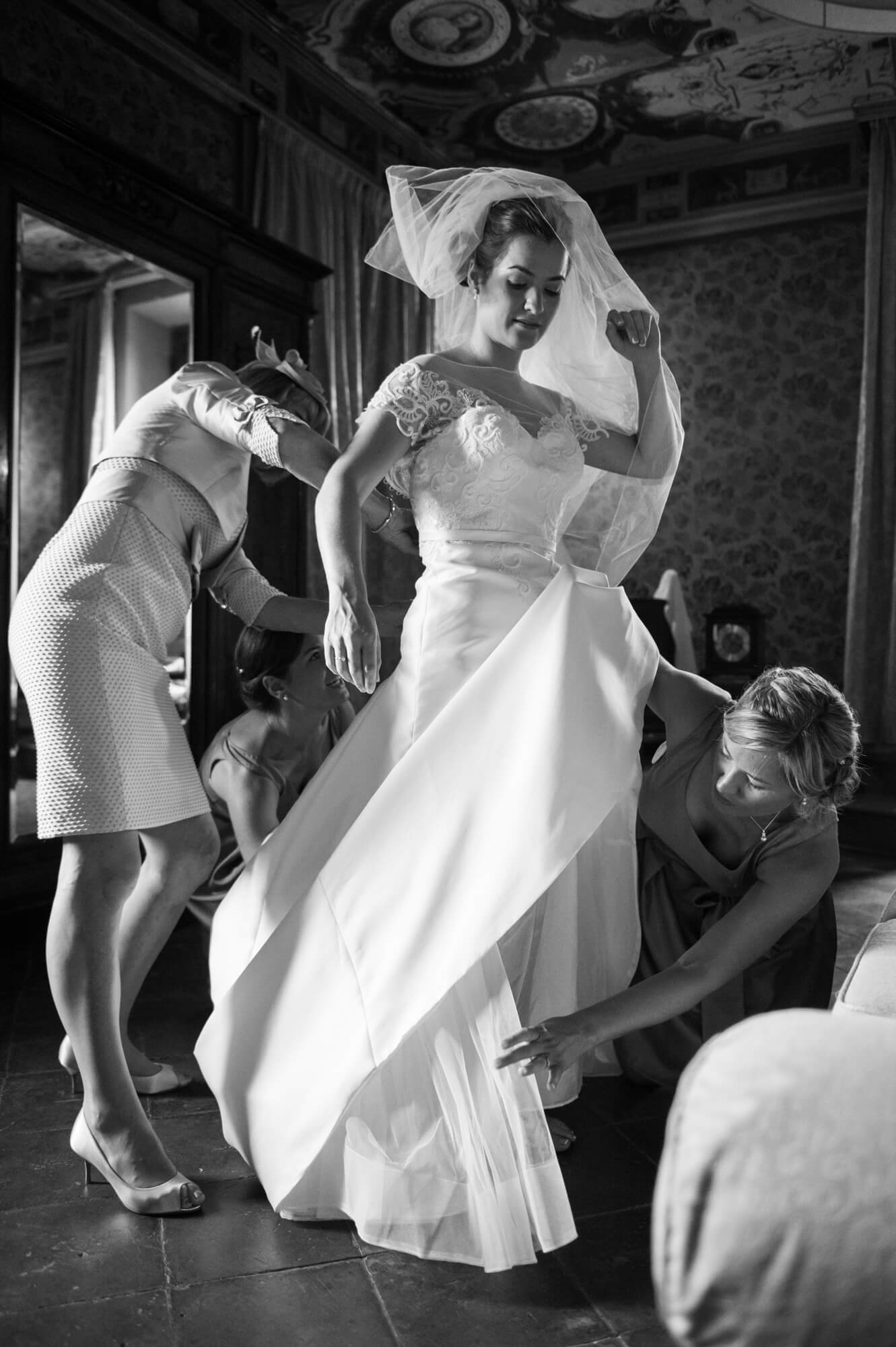 bride getting ready with veil and wedding gown in tuscany italy fattoria di cinciano